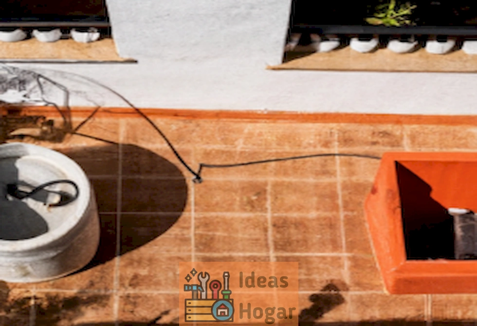 Imagen de una cisterna y un pozo de agua en una casa, comparando opciones para el abastecimiento de agua.