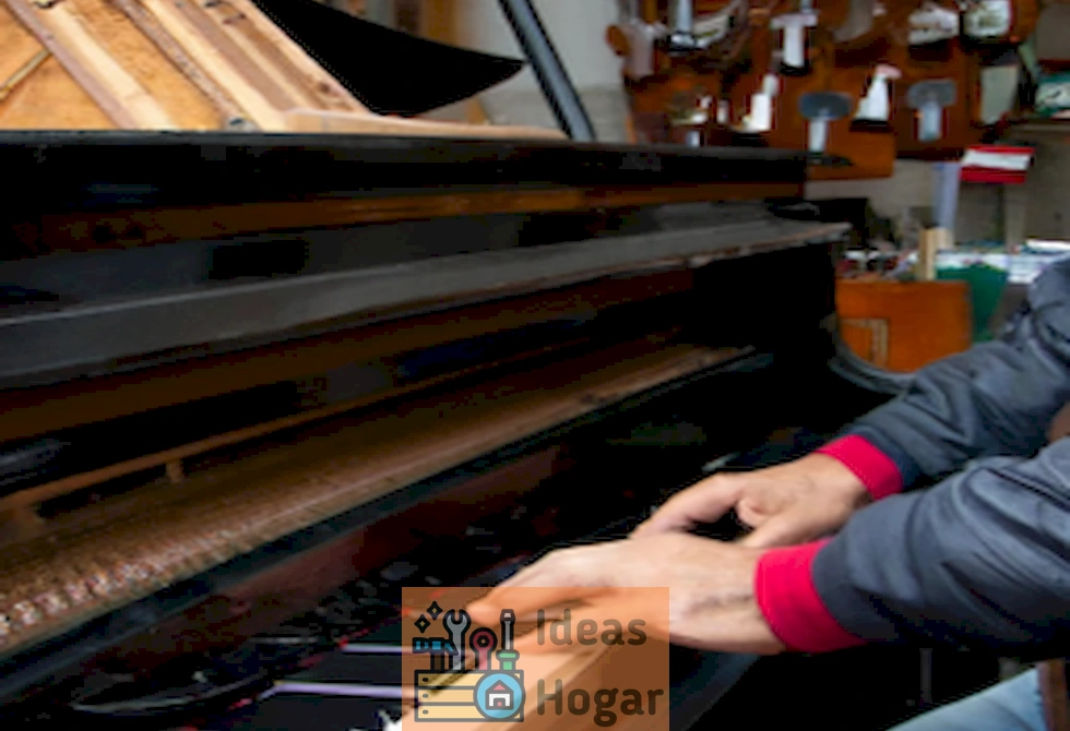 Imagen de un piano usado en buen estado en una tienda de instrumentos musicales, con un técnico examinándolo detalladamente para verificar su calidad antes de la compra.