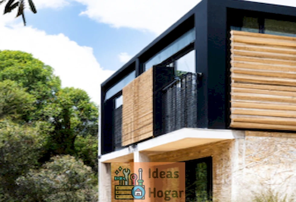 Imagen de una casa ecológica con diseño moderno y sostenible, rodeada de árboles y jardines. Modelo de construcción innovador para 2024.