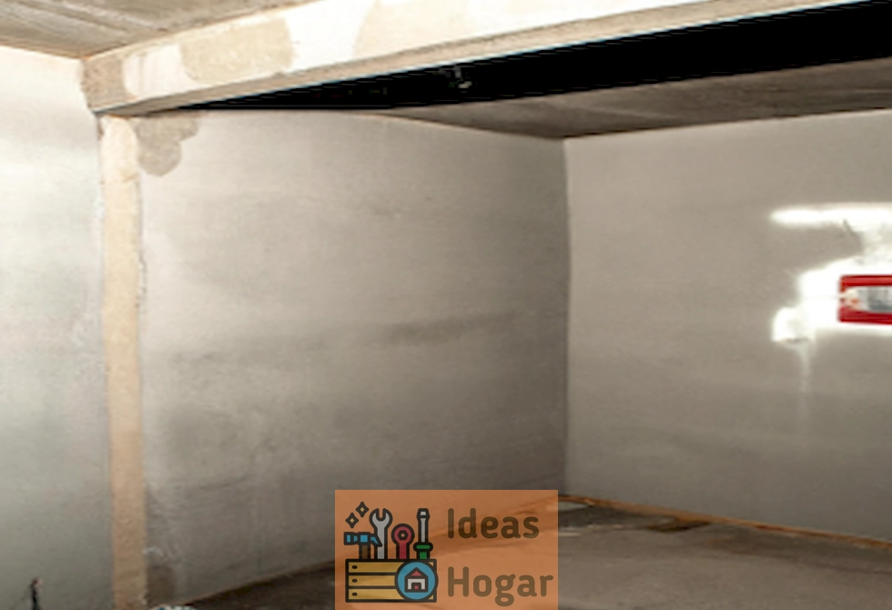 Imagen de un garaje en proceso de instalación de drywall, reflejando el tema del costo de esta remodelación en 2024.