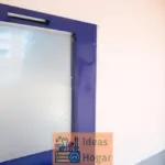 Costo de instalar pantalla en puerta garaje de 4 paneles