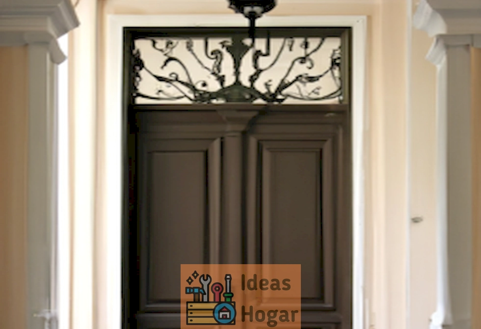 Imagen de un pórtico de estilo clásico decorando la entrada de una casa, resaltando su elegancia y funcionalidad.