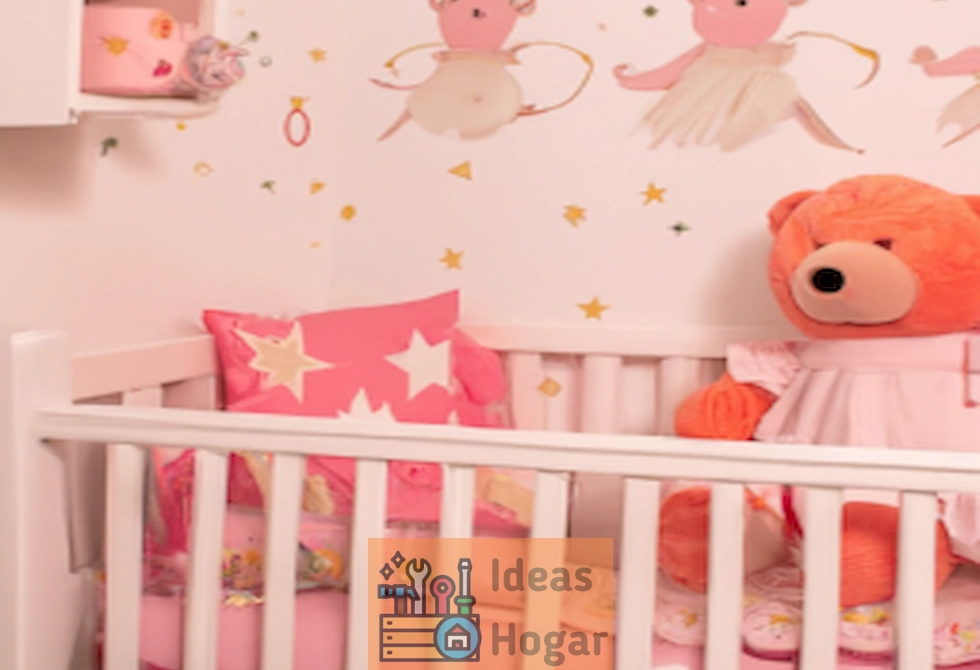 Diseño de habitación de bebé con muebles acogedores y decoración tierna