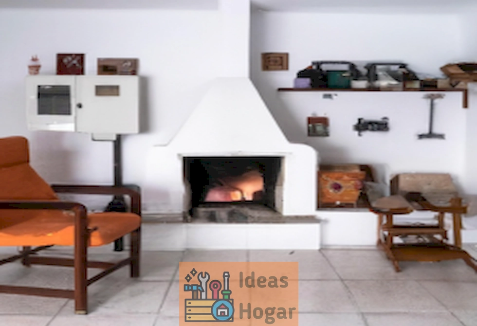 Imagen de un salón con una acogedora chimenea y una distribución equilibrada para inspirarte a mejorar tu propio espacio.