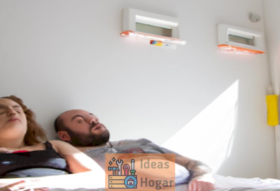 Una pareja descansando tranquilamente en una habitación fresca y luminosa durante un día caluroso de verano.