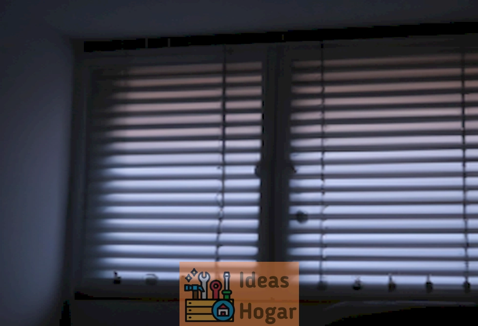 Soluciones prácticas para lograr privacidad en el dormitorio oscureciendo las ventanas de manera eficaz.