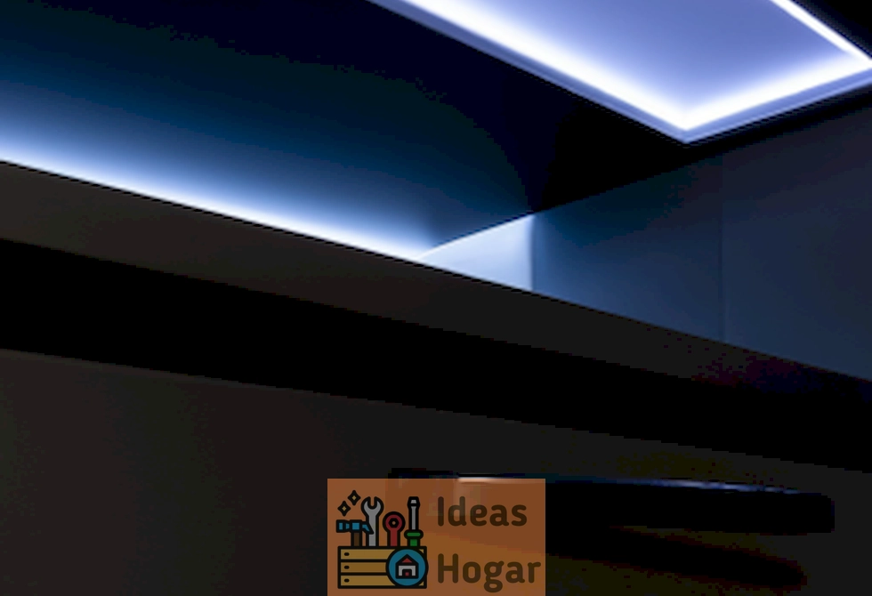 Imagen de iluminación LED instalada debajo de un gabinete en una cocina moderna en 2024.