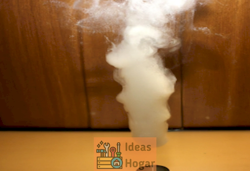 Imagen ilustrativa de una bomba de humo utilizada para combatir pulgas en un hogar.