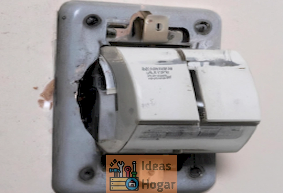 Imagen de un interruptor eléctrico defectuoso de la marca Federal Pacific, mostrando los riesgos y precauciones asociados.