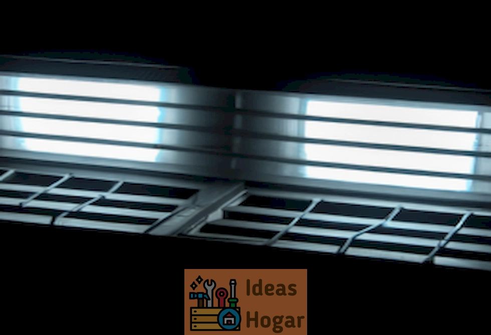 Foto de un sistema HVAC con luces UV activas, mostrando sus beneficios y problemas en la purificación del aire.
