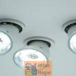 Debo poner a tierra los accesorios de iluminación en casa
