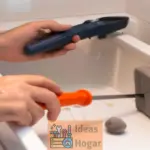 Cómo reparar un gabinete de baño afectado por el agua