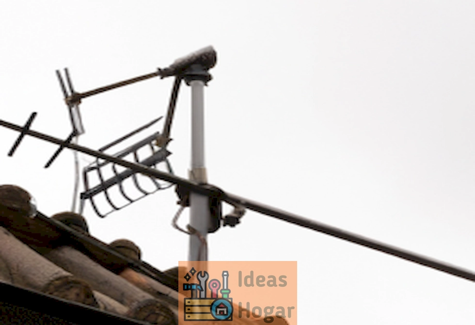 Imagen de un pararrayos instalado en el tejado de una casa, protegiendo el hogar de posibles descargas eléctricas durante una tormenta.