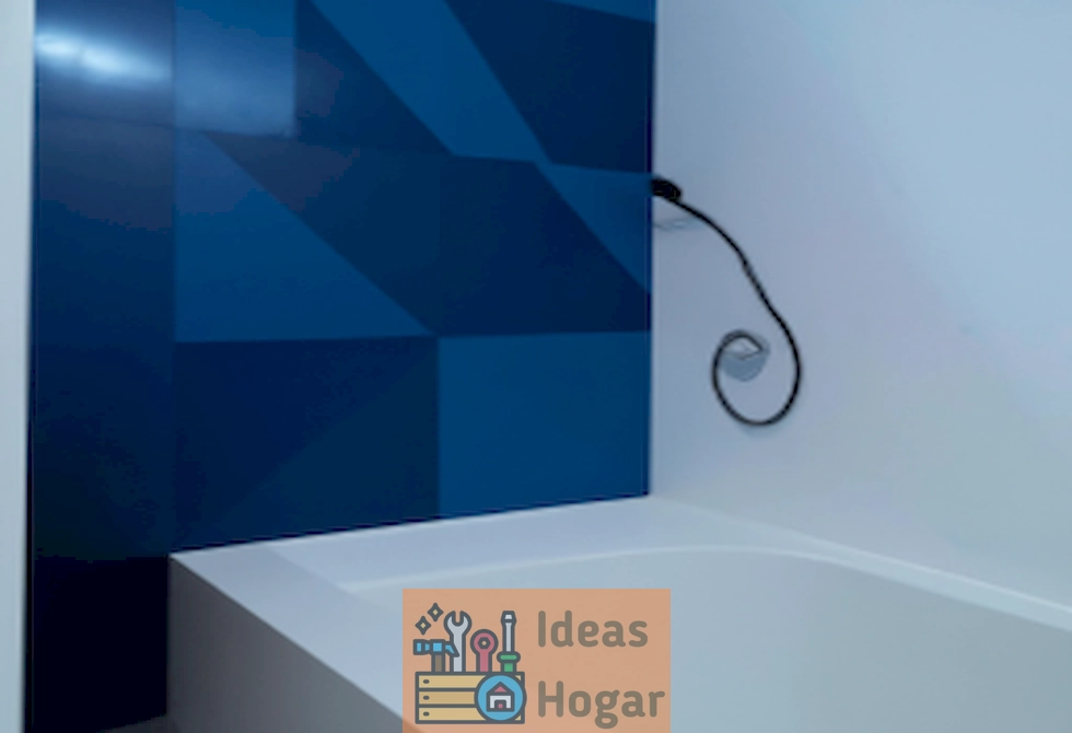 Imagen de un baño recién pintado con colores modernos y elegantes, representando el concepto de costo promedio de pintura en el año 2024.