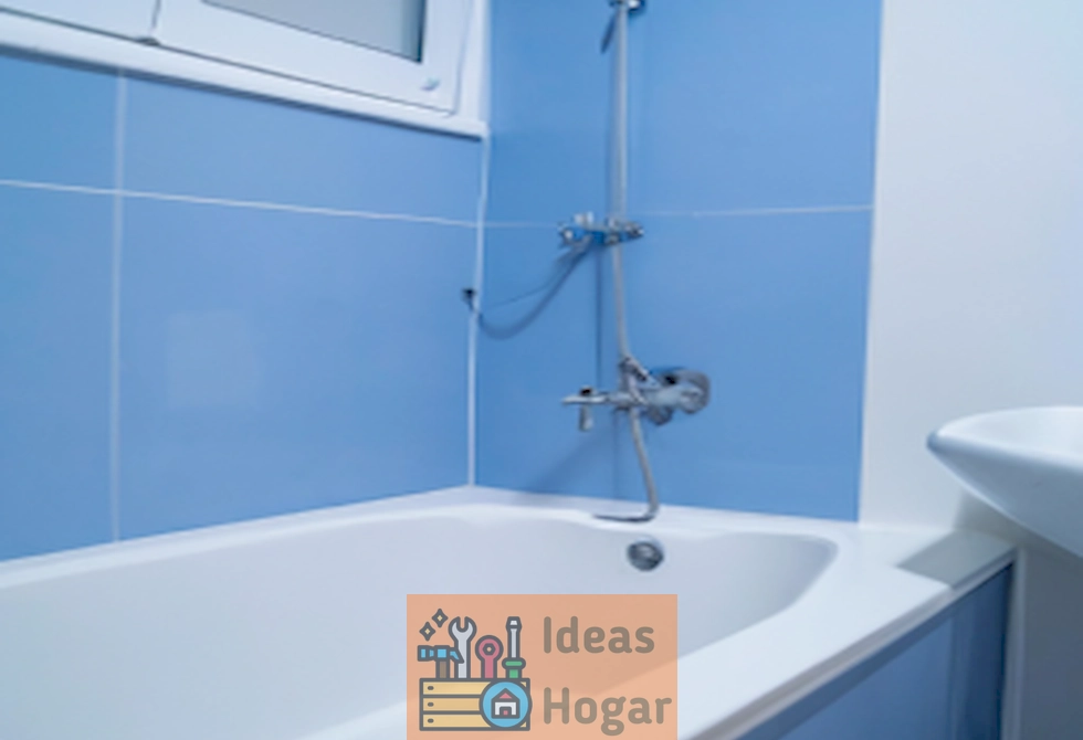 Imagen ilustrativa de un baño recién pintado en tonos suaves y relajantes, que refleja la actualización de espacios con un presupuesto promedio para el año 2024.