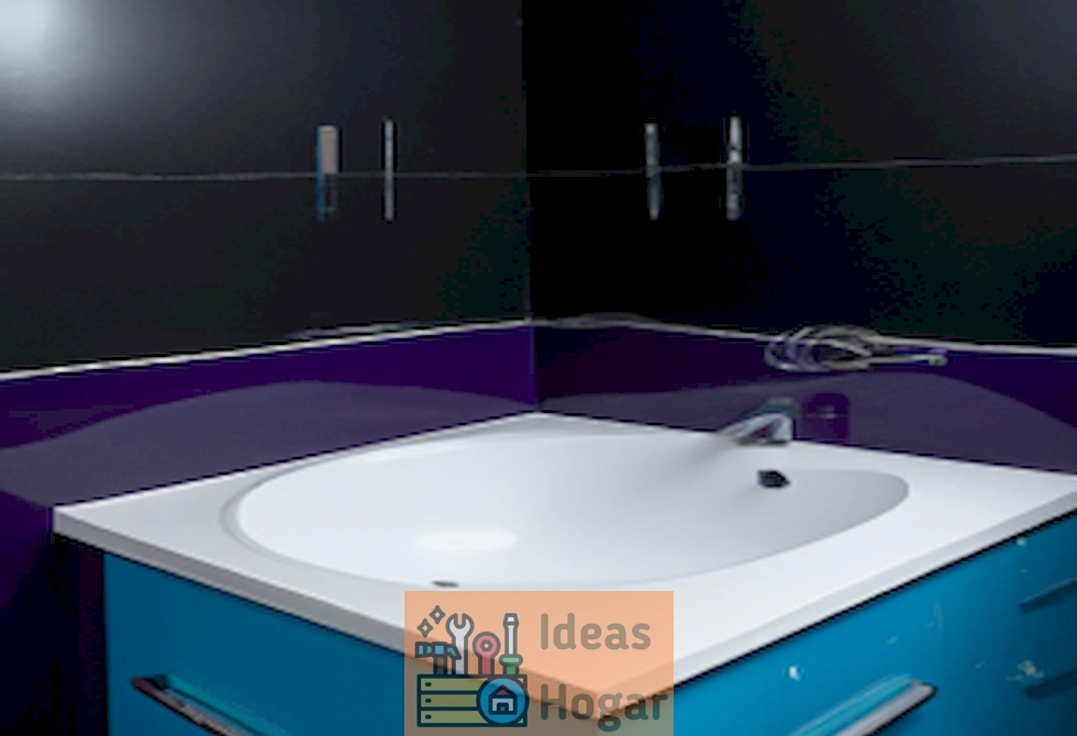 'Ilustración de un baño recién pintado, con colores brillantes y modernos, representando la renovación y el costo promedio de pintar un baño en el 2024.'
