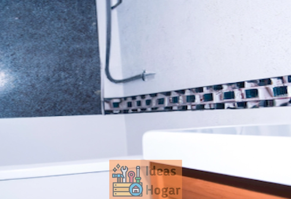 Imagen que muestra un baño recién pintado con diferentes colores y estilos, representando la renovación y personalización de un espacio.