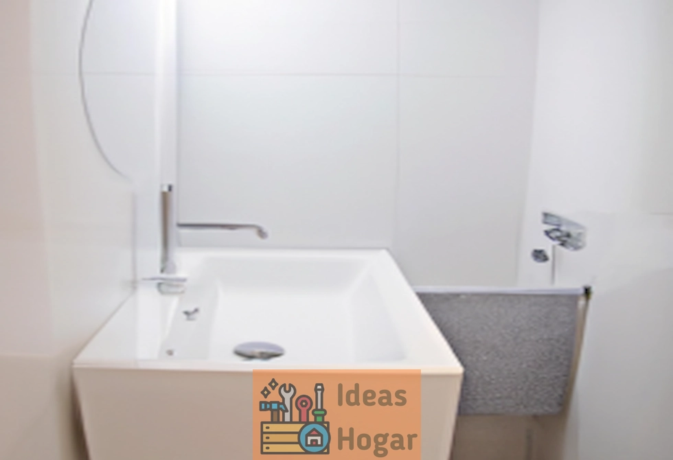 Imagen ilustrativa de un baño recién pintado en tonos neutros y modernos