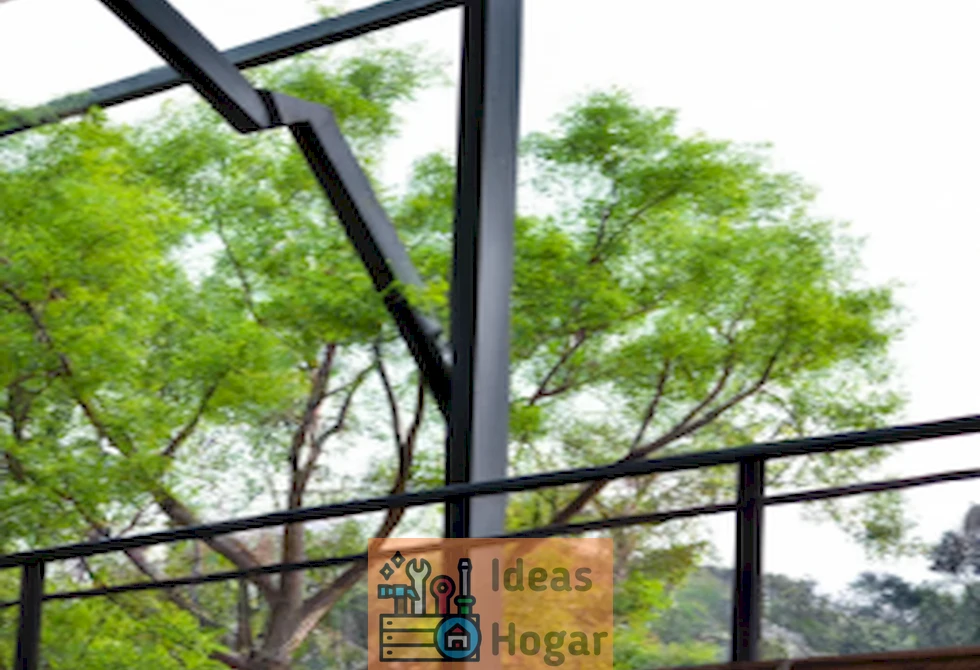 Imagen de un deck elevado alrededor de un árbol, mostrando un diseño elegante y natural que integra perfectamente la naturaleza en la estructura.