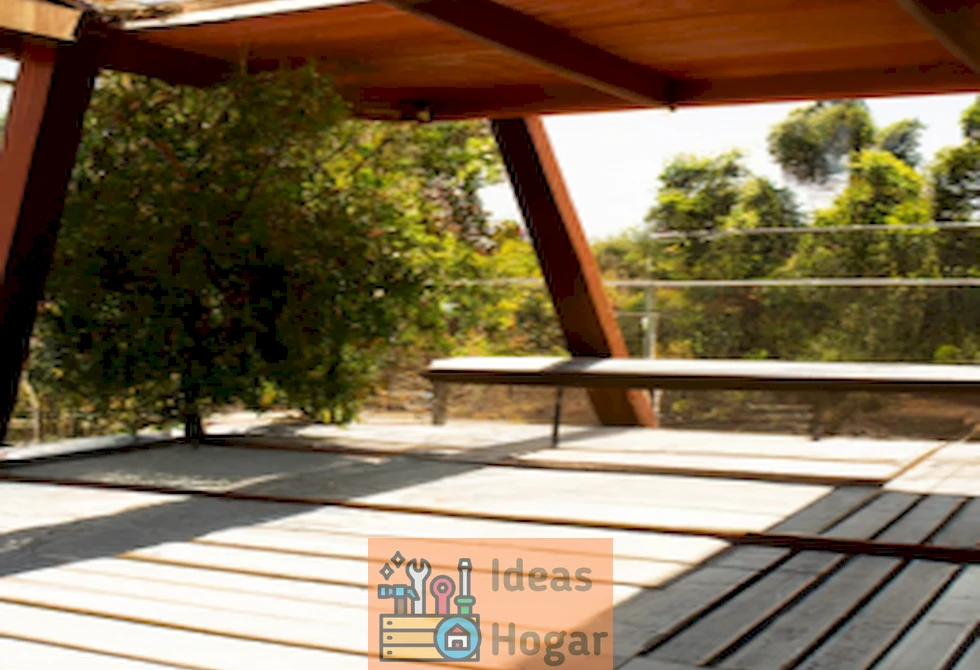 Imagen de un deck elevado construido alrededor de un árbol, integrando perfectamente la naturaleza en el diseño del espacio exterior.