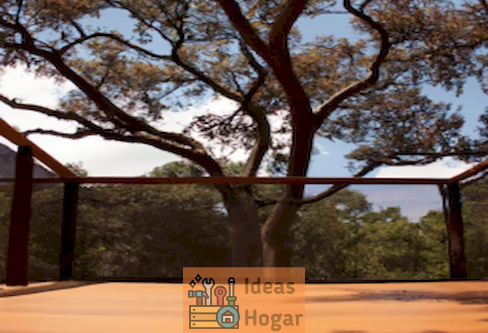 Imagen de un deck elevado rodeando un árbol en un jardín, mostrando un diseño armonioso y natural en la construcción.