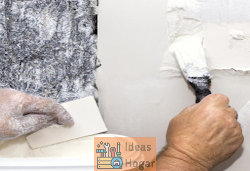 Imagen ilustrativa de un profesional aplicando una capa de yeso en una pared con herramientas y materiales necesarios.