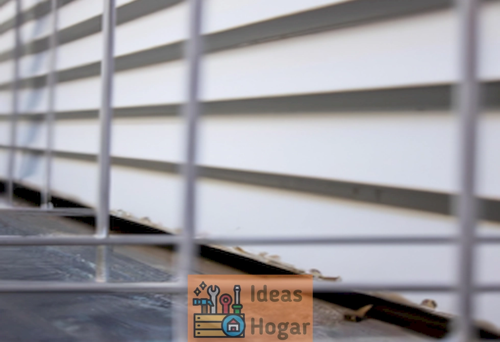 Imagen ilustrativa de una ventana con rejas de seguridad instaladas, demostrando la importancia de proteger tu hogar en 2024.