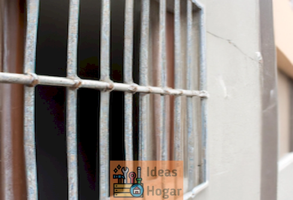 Imagen que muestra una ventana con rejas instaladas para seguridad del hogar en el año 2024.