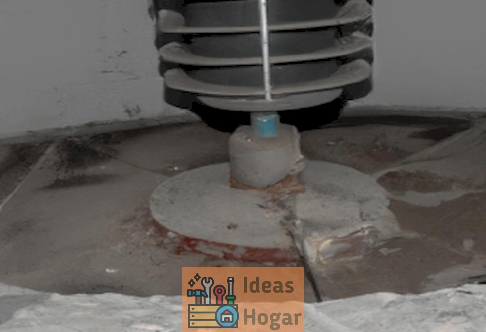 Fotografía de un respiradero de turbina en un techo con acumulación de suciedad y obstrucciones, ilustrando problemas comunes en este tipo de sistemas de ventilación