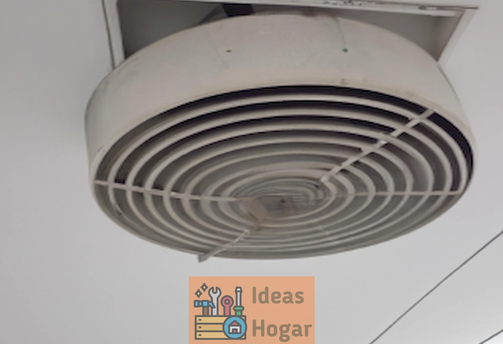 “Fotografía de un respiradero de turbina en techo con obstrucciones que pueden causar problemas de ventilación.”