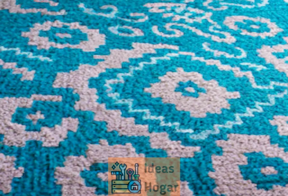 Alfombra renovada con colores brillantes y patrón moderno, luciendo fresca y renovada en el hogar