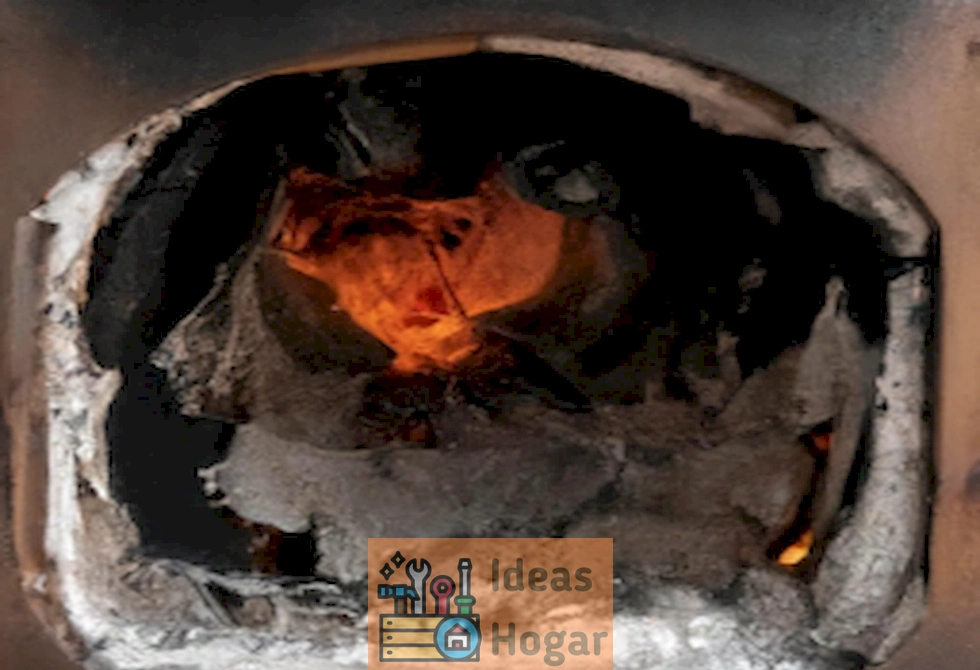 Caja de fuego de chimenea dañada, necesidad de reparación o reemplazo.