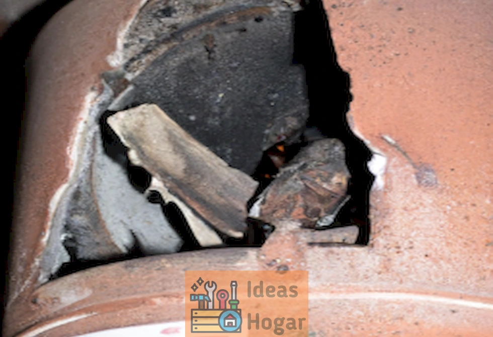 Imagen de una caja de fuego de chimenea dañada, mostrando los costos de reparación y reemplazo