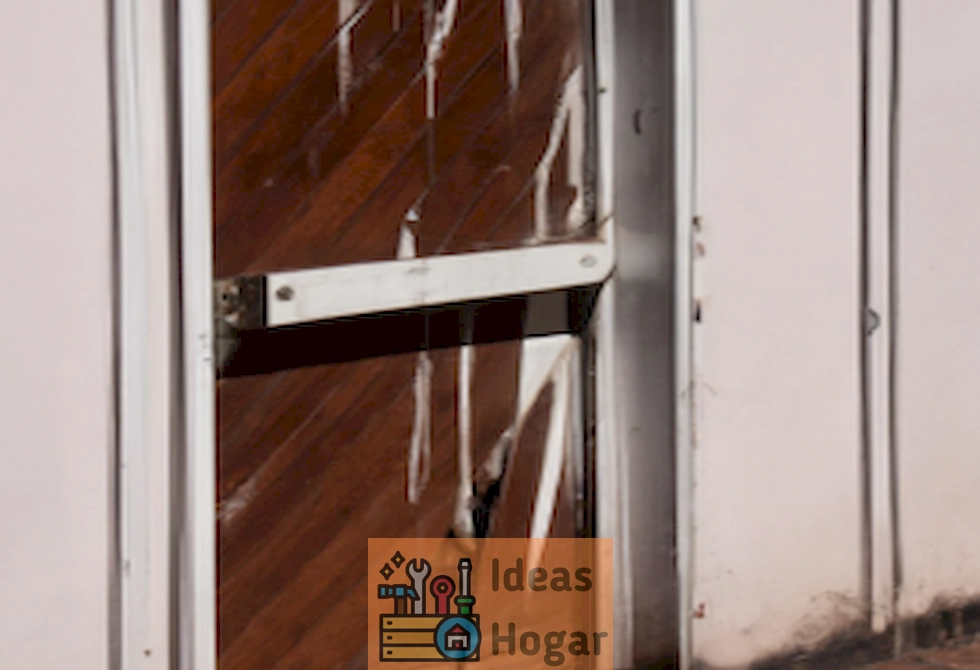 Imagen de una puerta dañada con un presupuesto de reparación en 2024