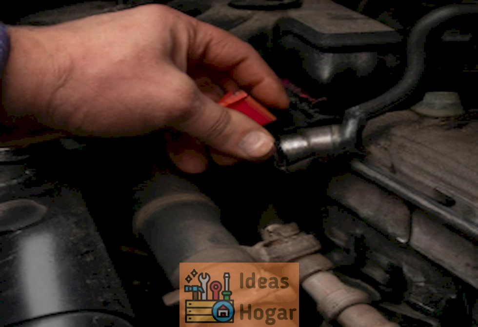 Mano de mecánico revisando una fuga de refrigerante en un automóvil en el 2024.