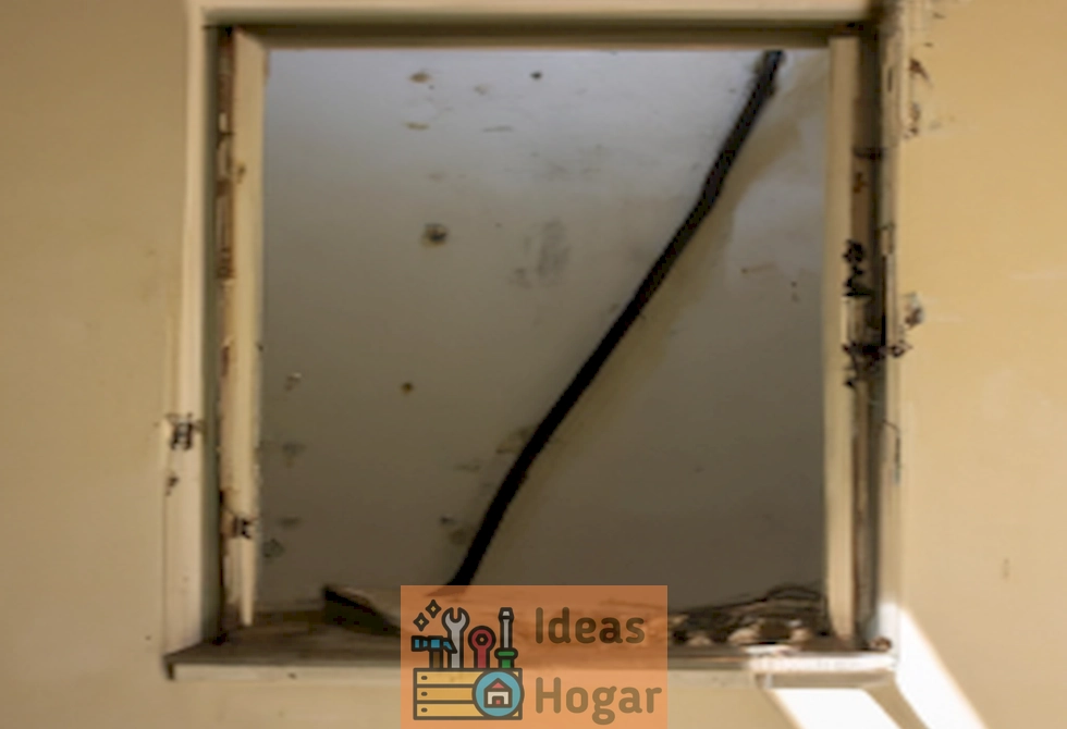 Foto de marco de ventana podrido en una casa, mostrando el deterioro y necesidad de reparación
