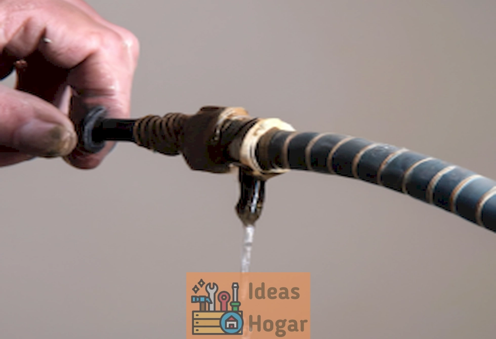 Imagen ilustrativa de un grifo goteando agua con una persona aplicando cinta aislante para parchar temporalmente una tubería con fuga.