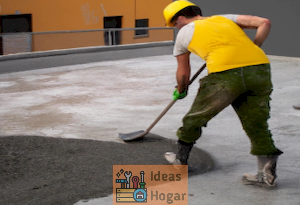 Imagen ilustrativa de un trabajador vertiendo concreto fresco sobre una superficie de concreto existente de forma profesional y cuidadosa.