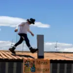 Cómo caminar de forma segura sobre un techo de metal