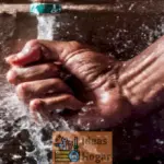 Es seguro verter agua en la bomba de sumidero