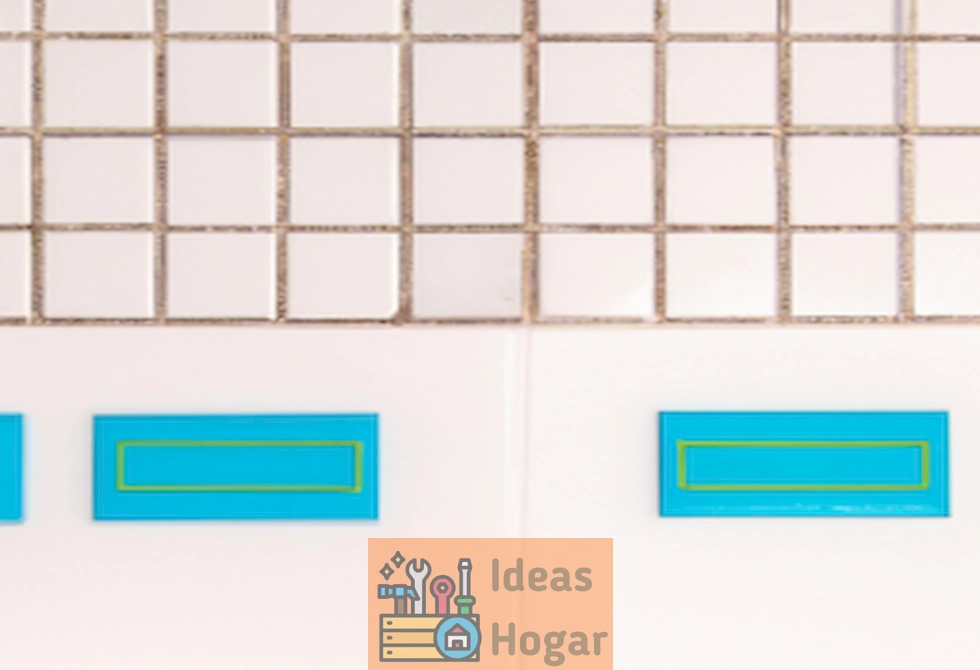 Comparación visual de diferentes tamaños de separadores para baldosas en un baño, mostrando cómo influyen en el resultado final de la instalación.