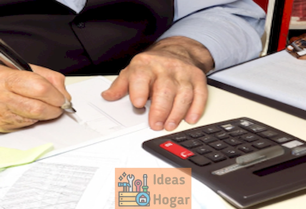 Imagen representativa de un contratista revisando documentos y haciendo gestiones administrativas para cobrar por la gestión de permisos.